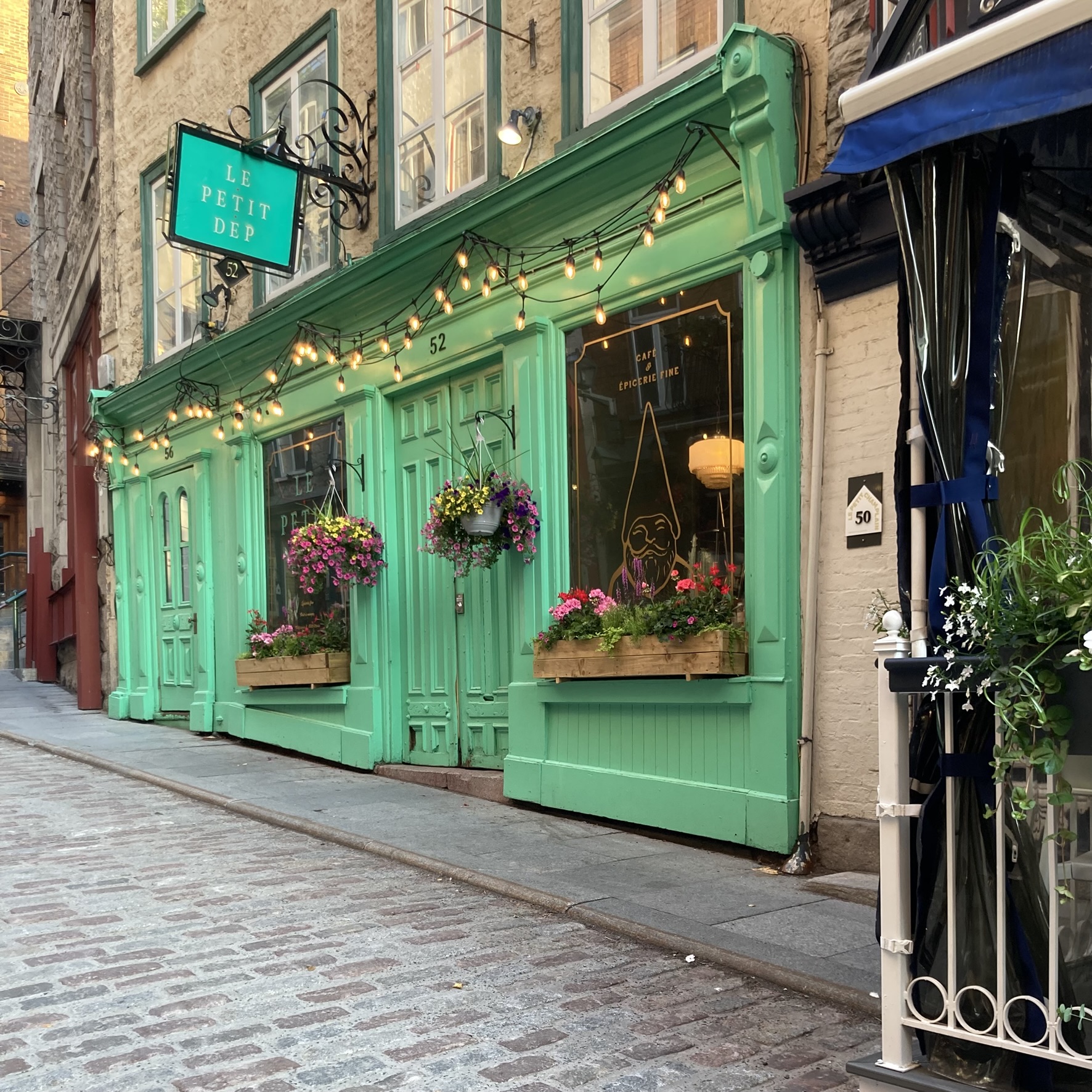 Devanture du café le Petit Dep dans le Vieux-Québec - image par Saison matinale