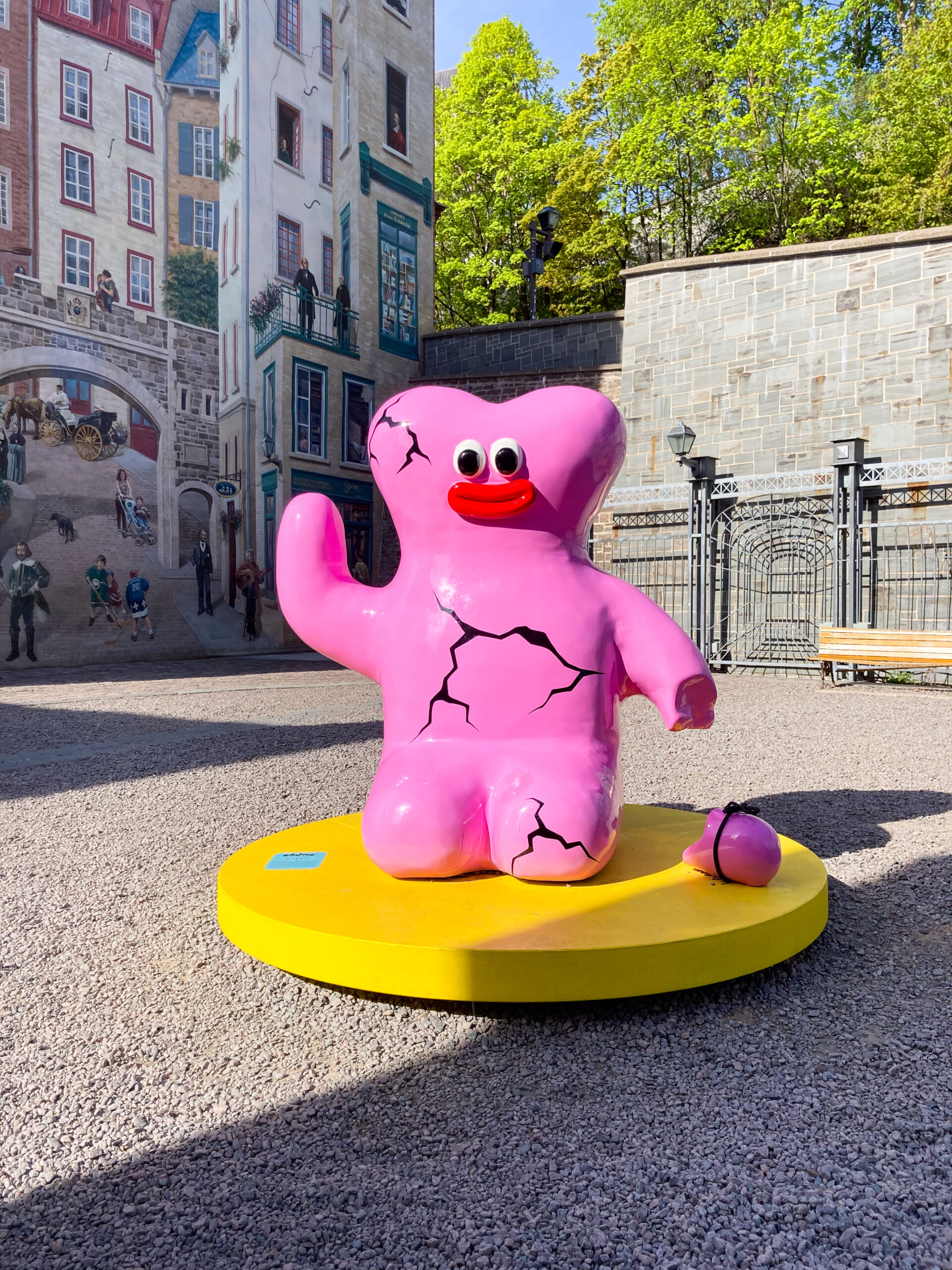 Sculpture de Kinzu de l'artiste Pony devant une fresque dans le Vieux-Québec